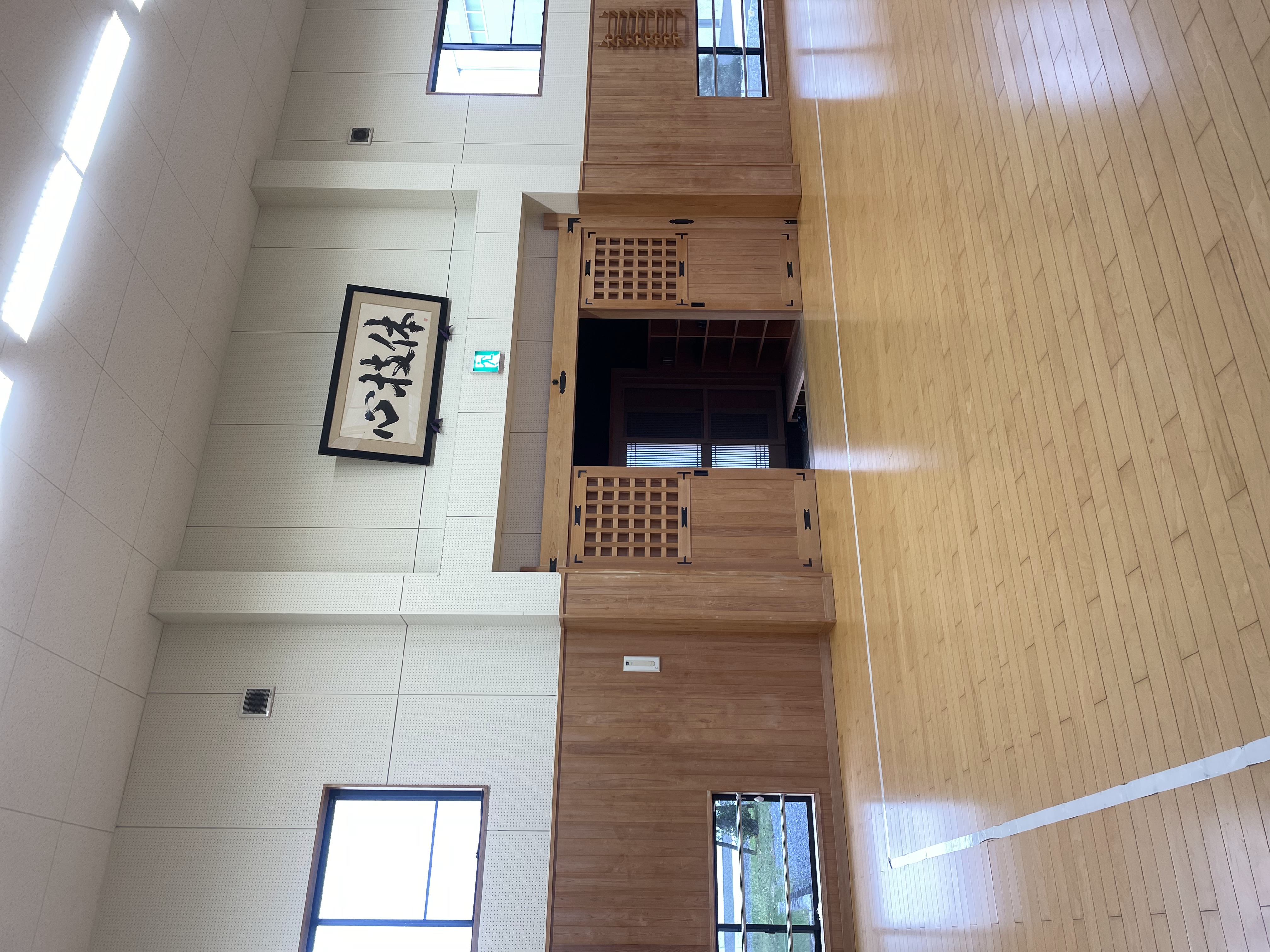 養心館 道場全景 — エヌテック社内の専用道場、神棚と書を背に広がる稽古場