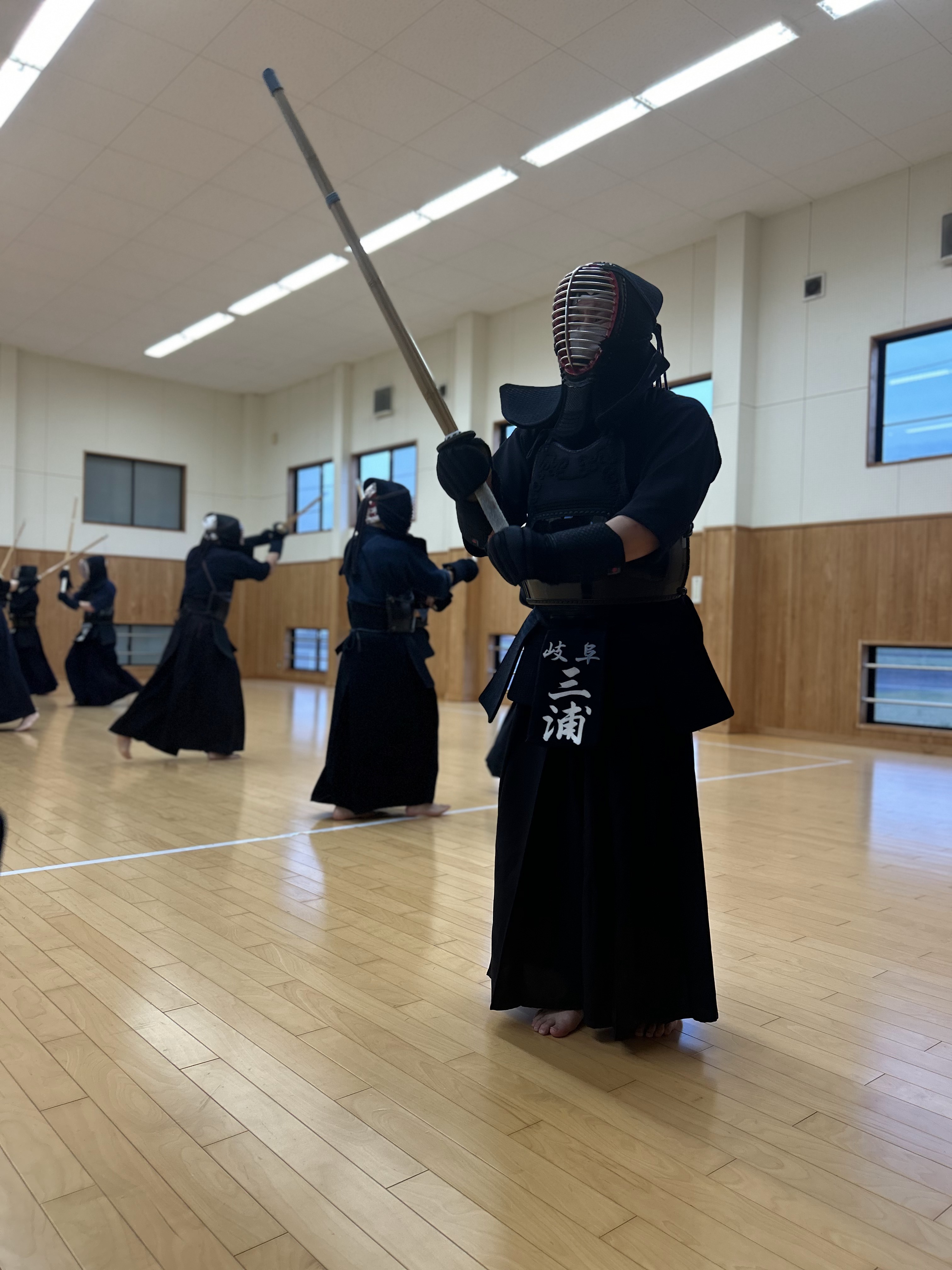 STAGE 06 構え — 三浦俊彦が竹刀を構える瞬間、不動心を体現するヒーローカット