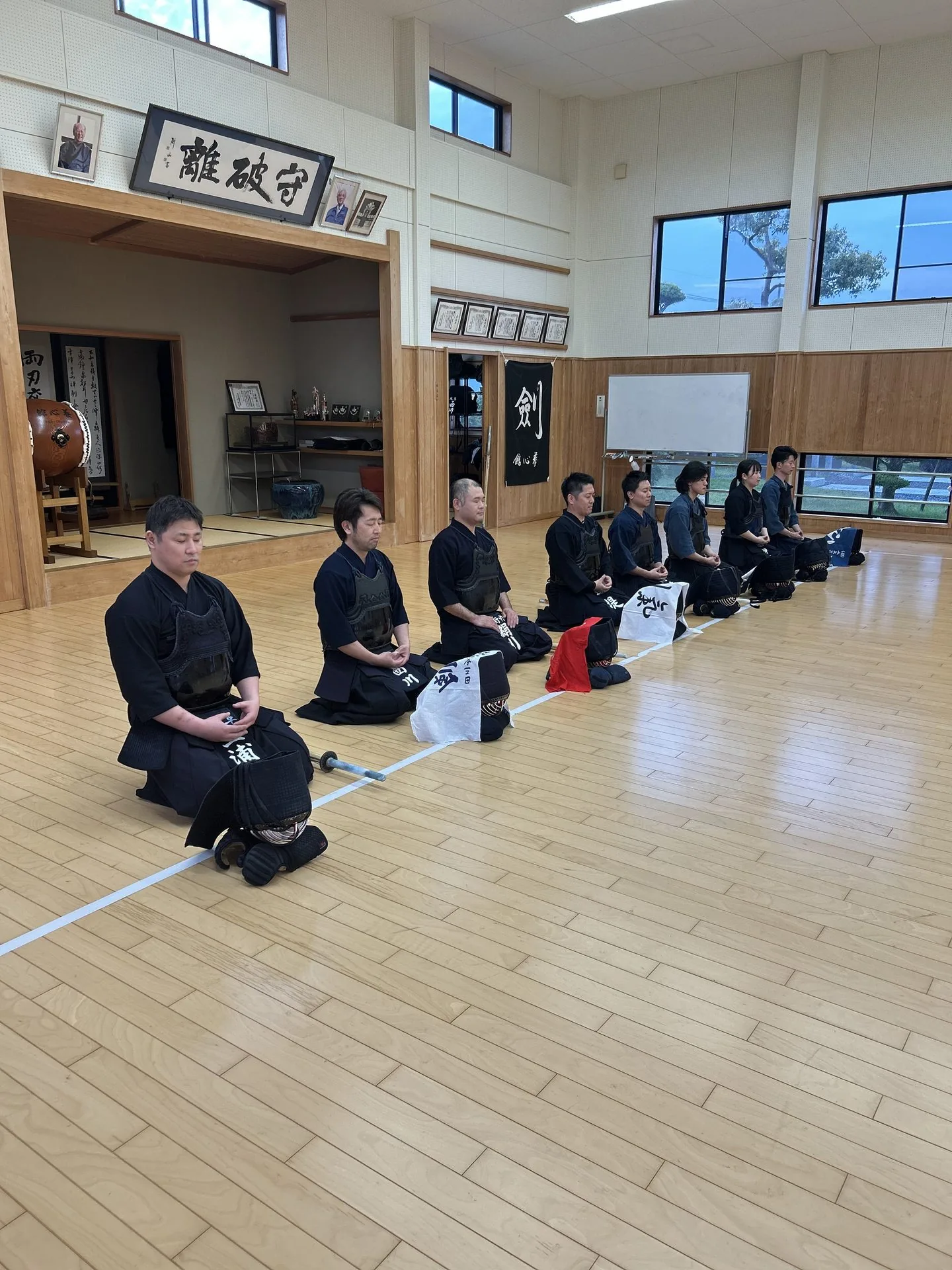 STAGE 01 黙想 — 道場で正座し心を整える部員、稽古開始前の静寂