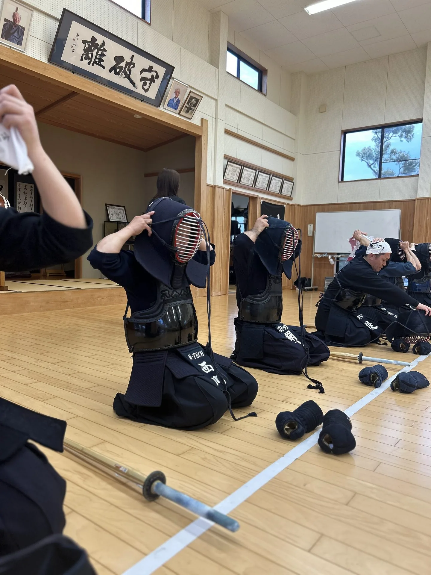 STAGE 04 防具を纏う — 西川直弥が面の紐を結ぶ瞬間、決意の所作